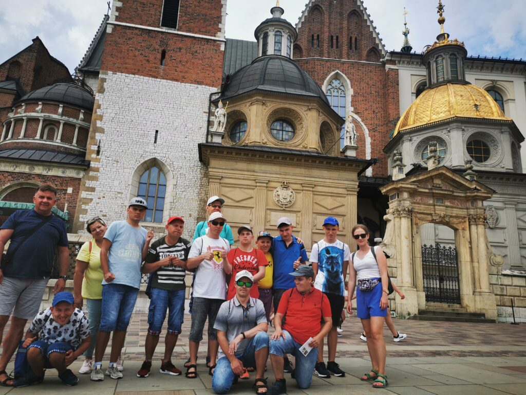 Grupa osób przed Katedrą na Wawelu. 