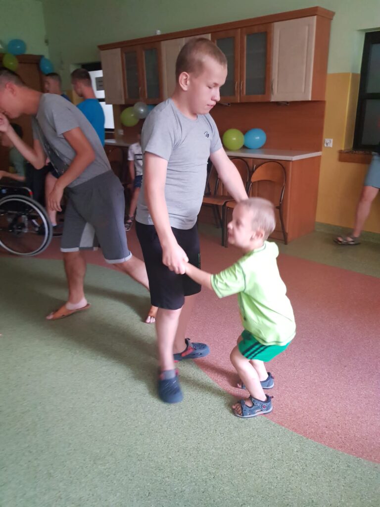 Chłopiec tańczy z małym dzieckiem 
