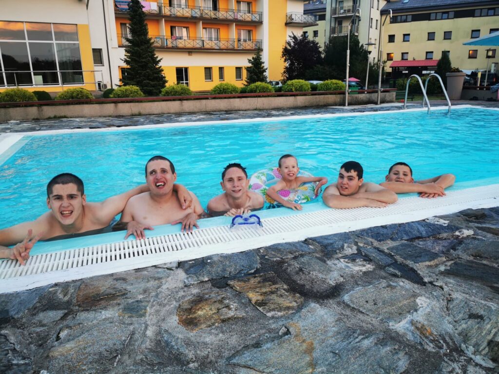 Kilkoro chłopców w basenie na świeżym powietrzu 