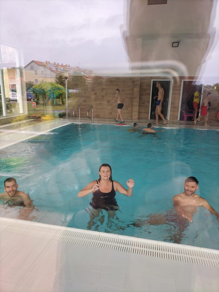 Grupa osób w basenie 