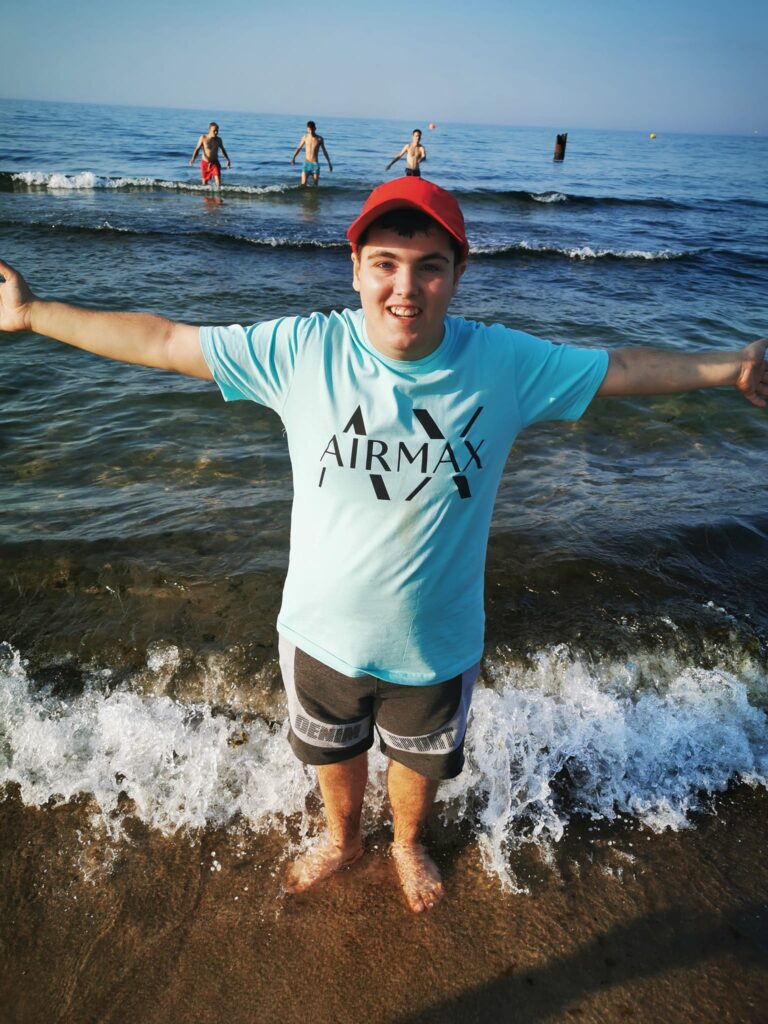 Chłopiec pozujący na tle morza 