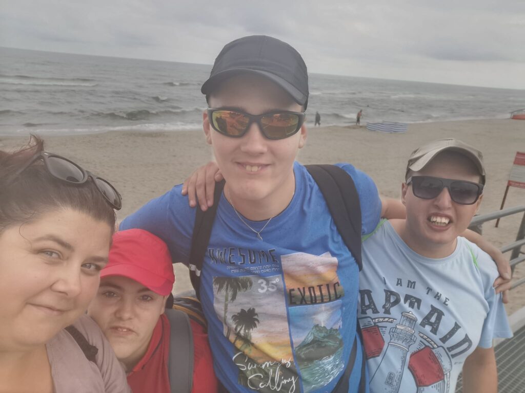 Selfie grupy osób na tle morza 