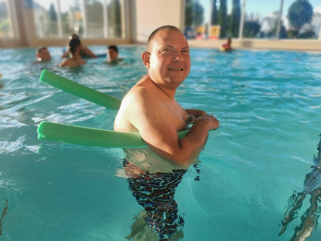 Mężczyzna z "makaronem do pływania" w basenie 