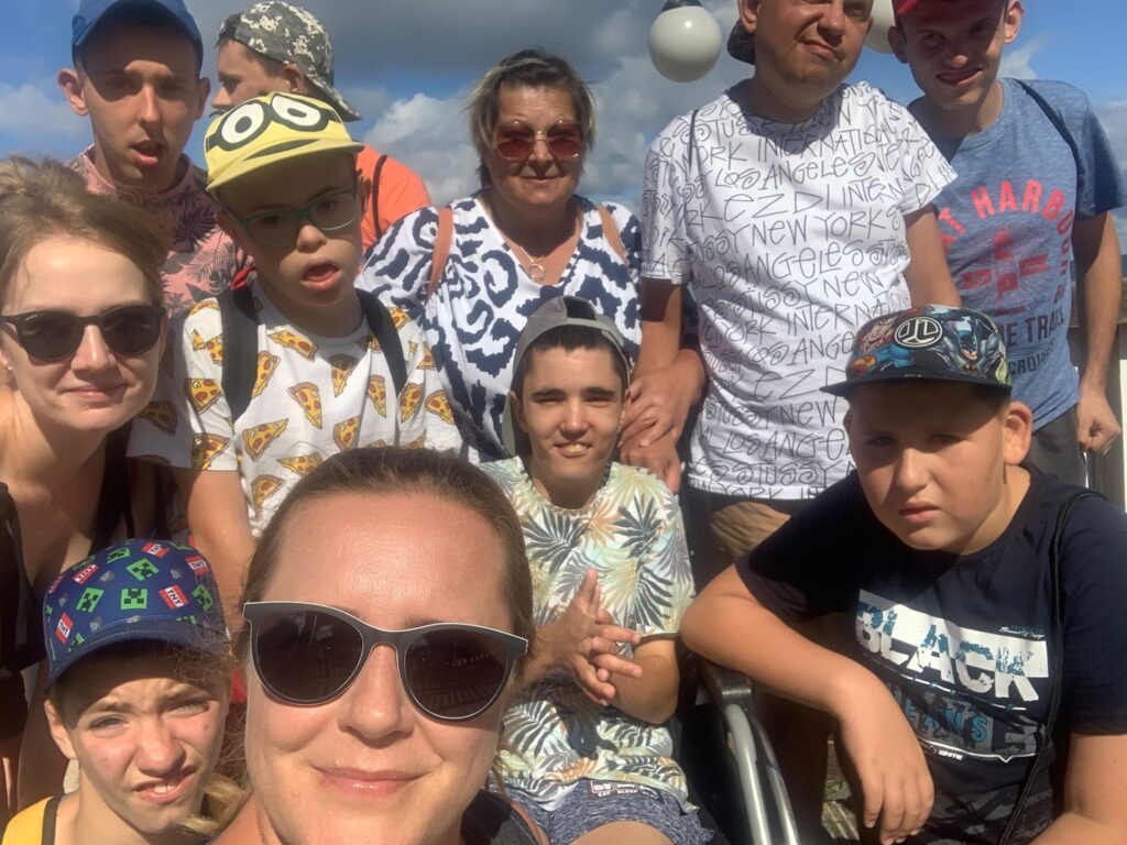 Zdjęcie typu selfie grupy osób 