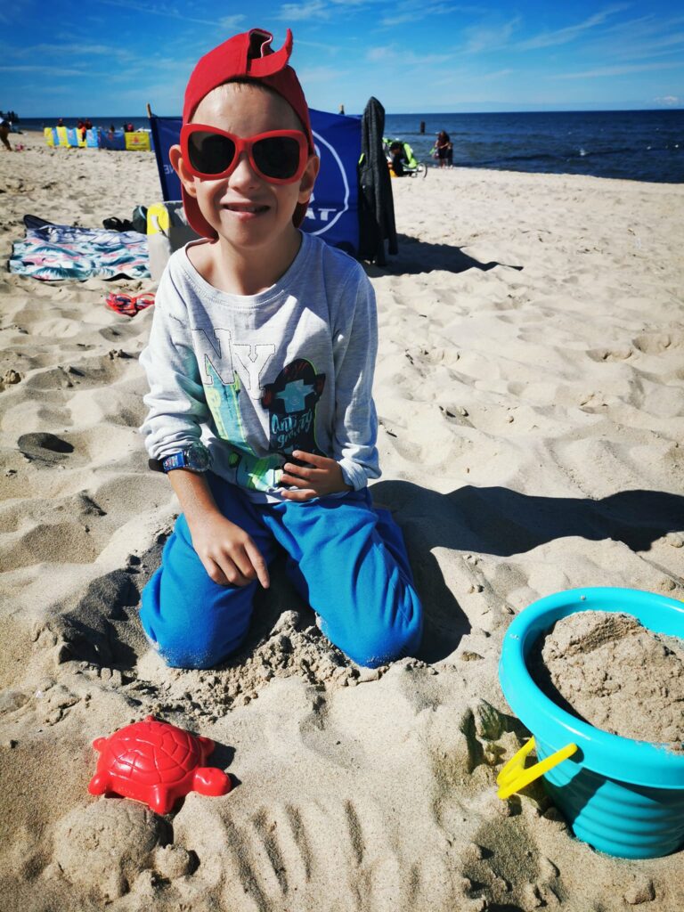 Chłopiec bawiący się w piasku 