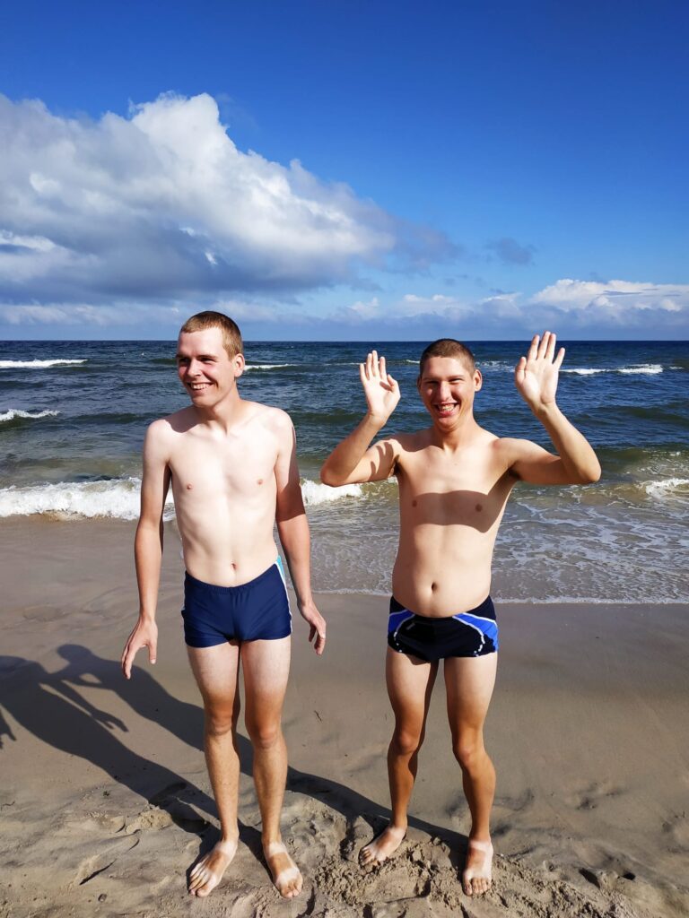 Dwoje chłopców na tle morza 