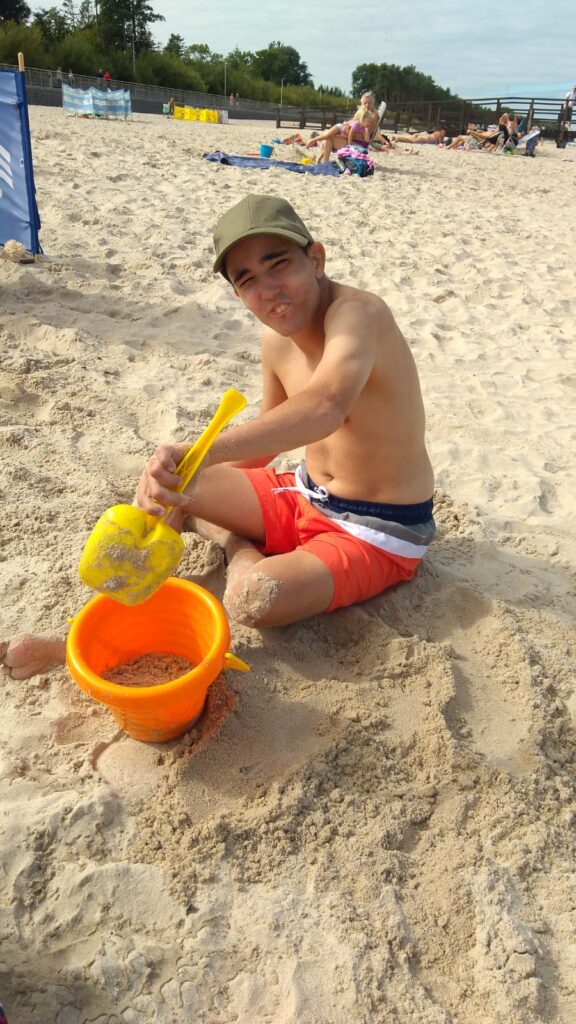 chłopiec bawiący się w piasku 