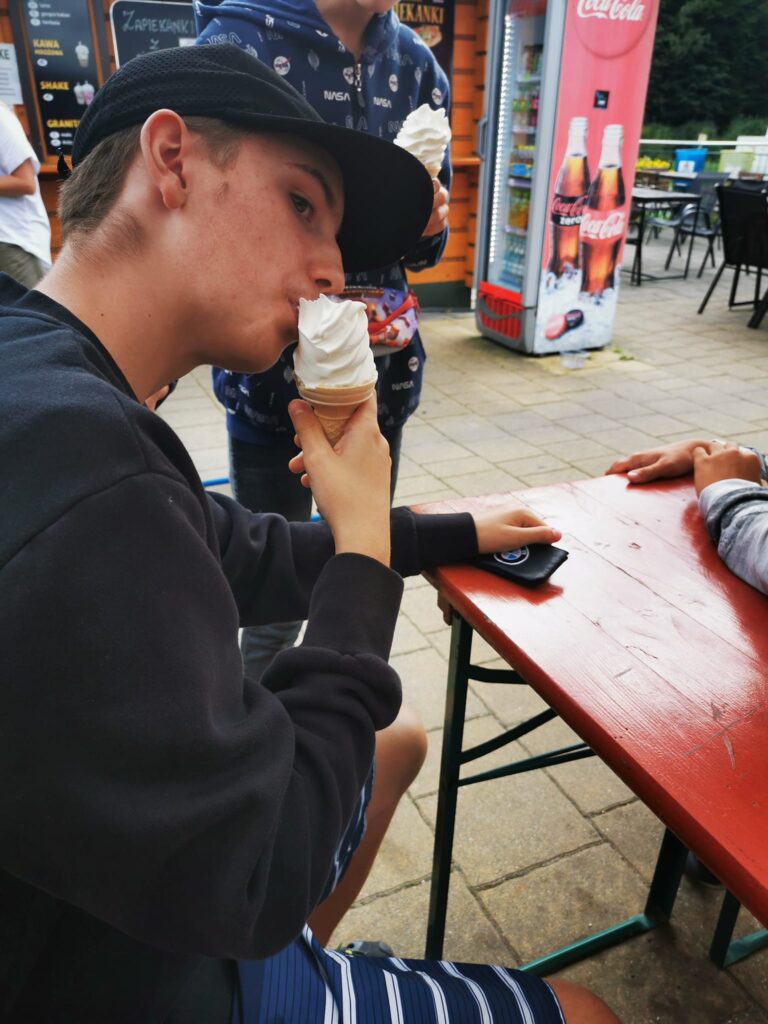 chłopiec je loda