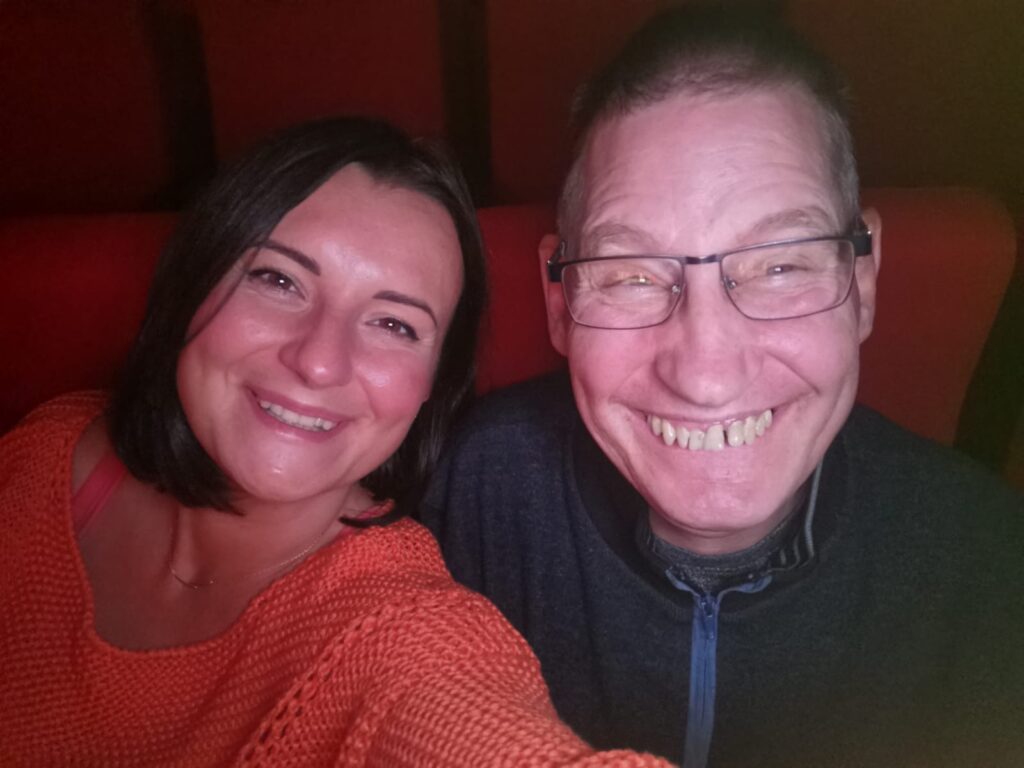 kobieta i chłopak pozujący do zdjęcia na widowni w teatrze 