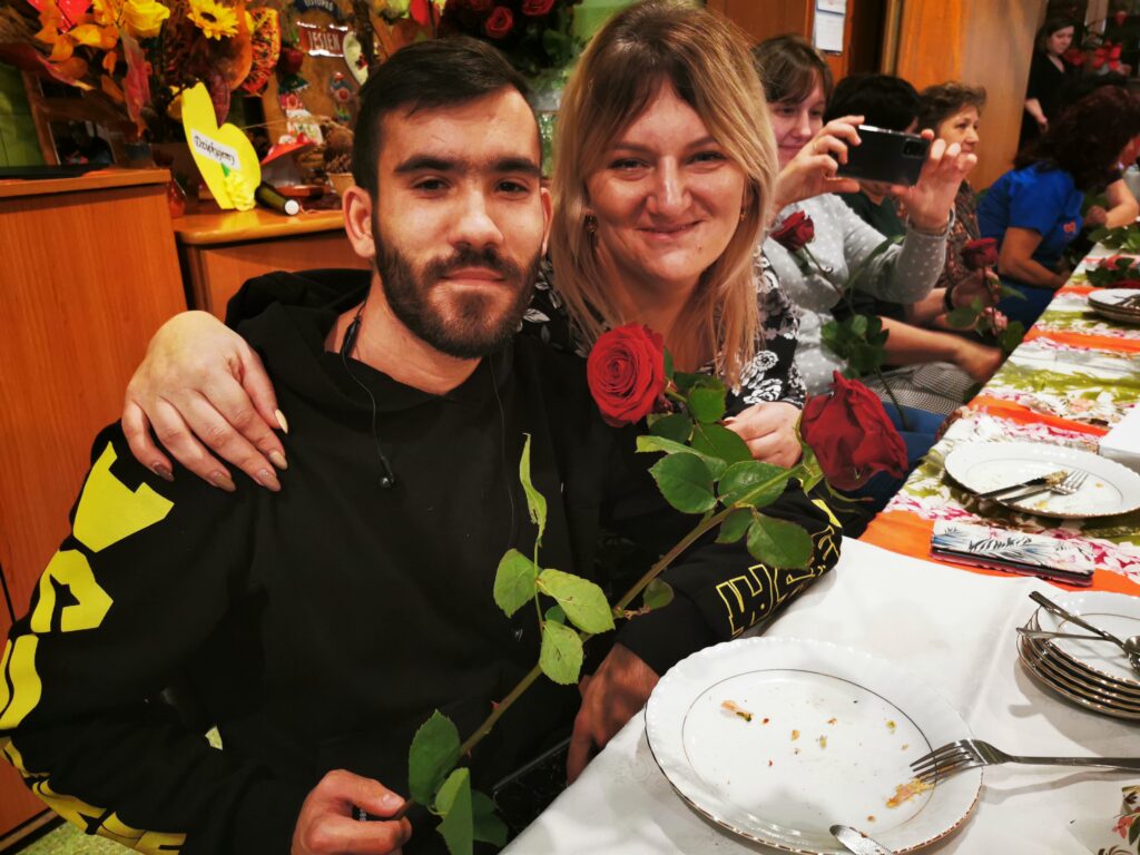Kobieta i mężczyzna trzymający róże 