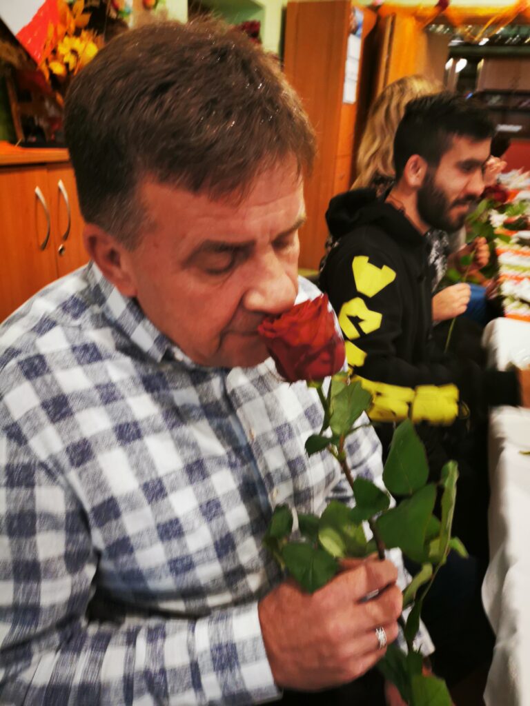 Mężczyzna wąchający róże 