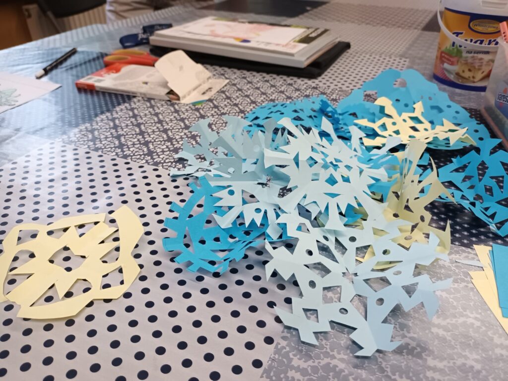 papierowe śnieżynki na stole 