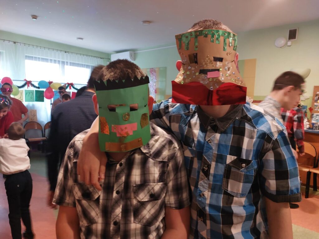 dwóch chłopaków z maskami na oczach pozuje do zdjęcia. 