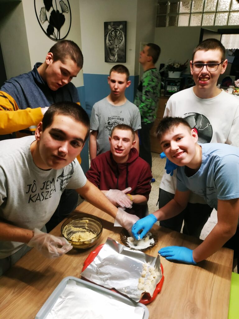Grupa chłopaków podczas robienia ciasteczek. 
