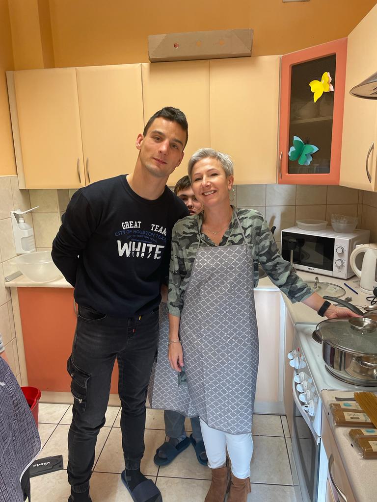 kobieta i chłopak stojący w kuchni