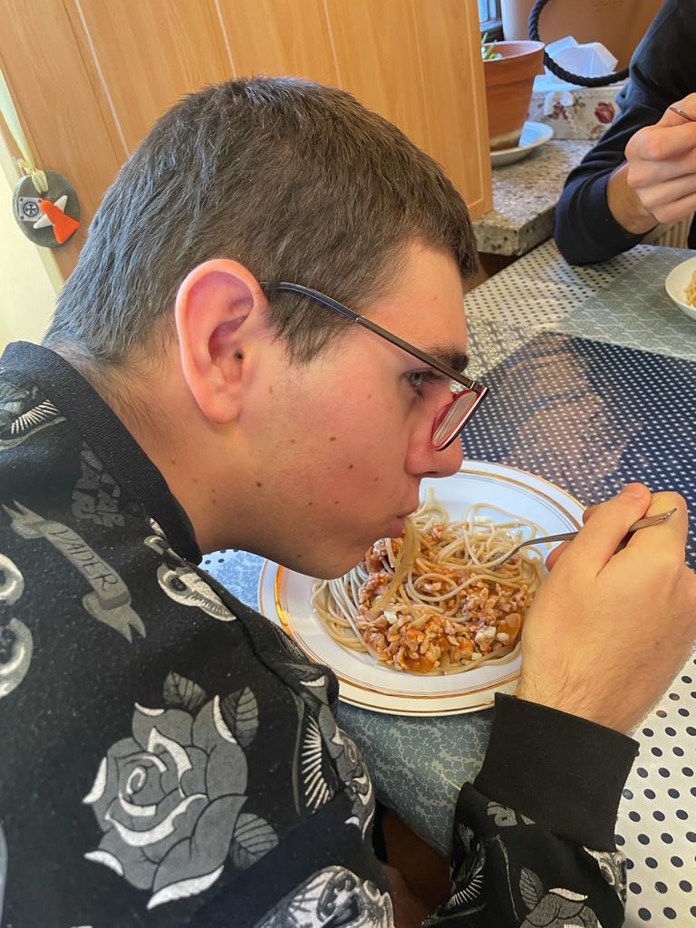 Chłopak jedzący spaghetti 