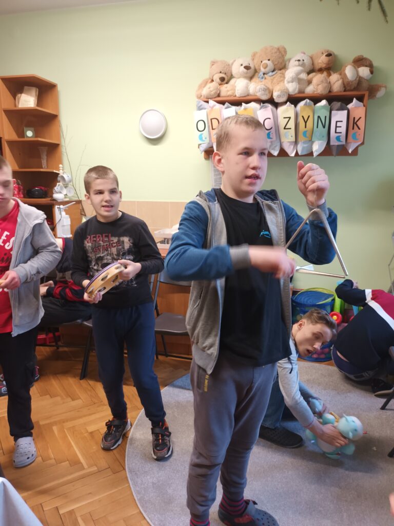Grupa dzieci grających na różnych instrumentach 