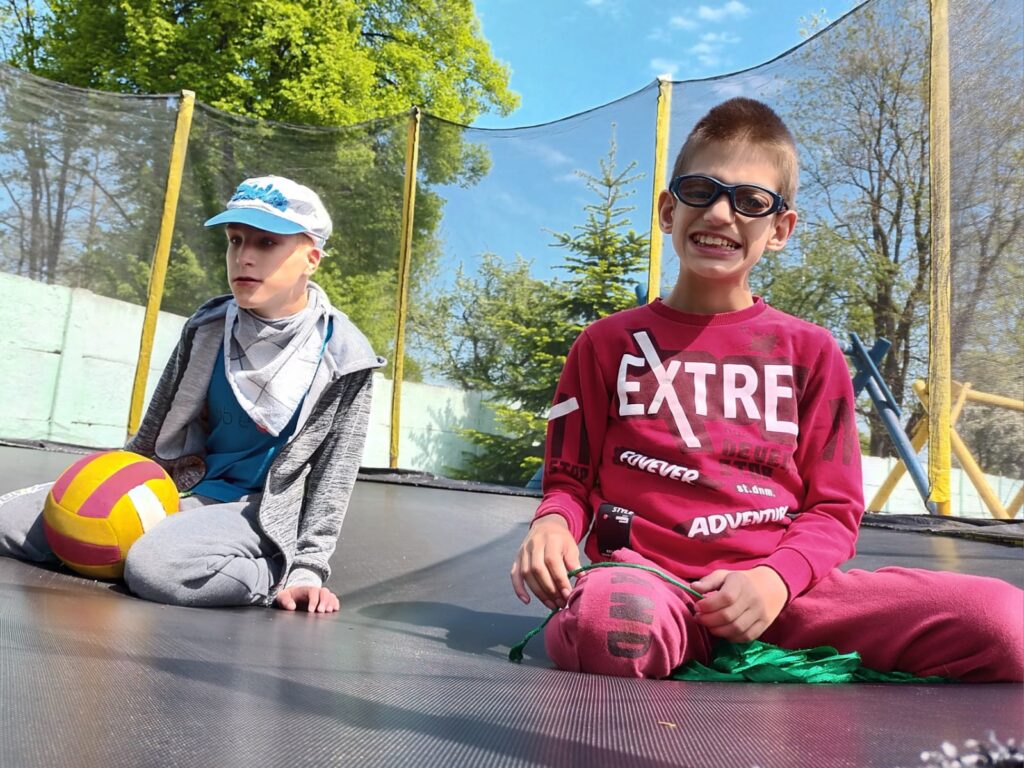 Dwaj chłopcy na trampolinie. 