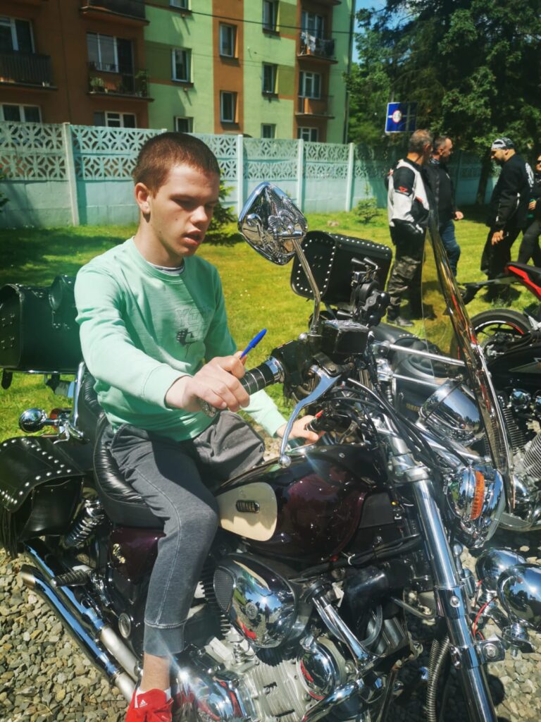 Chłopiec na motocyklu 