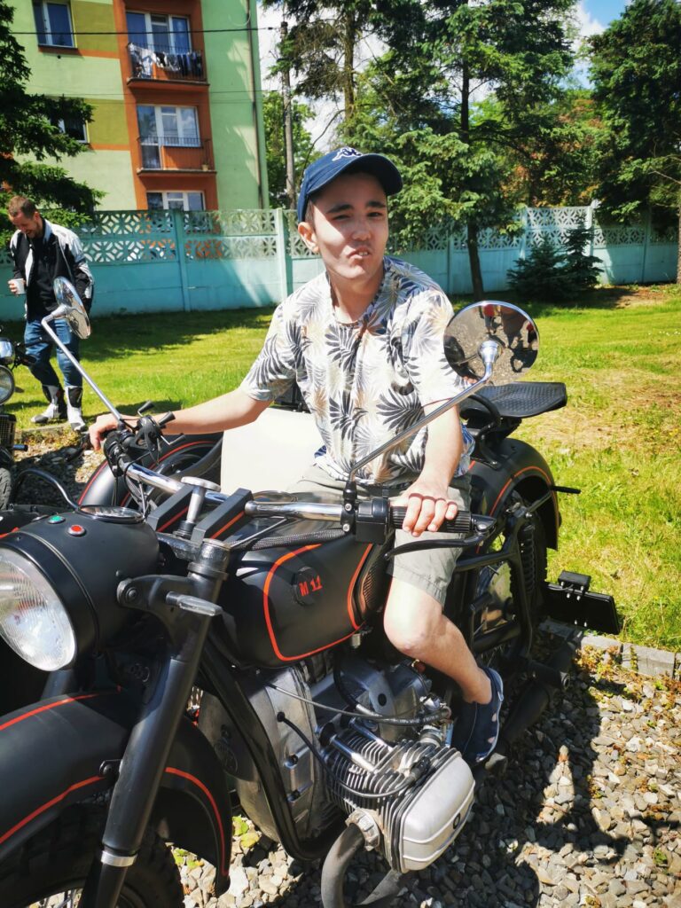 chłopiec na czarnym motocyklu 