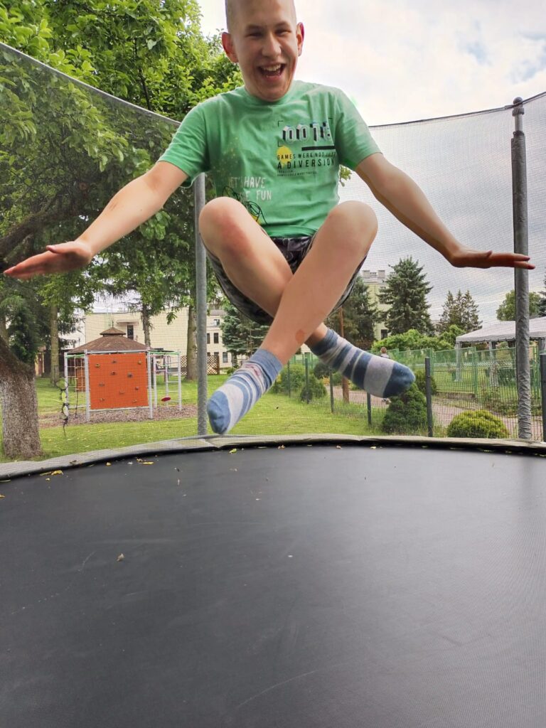 chłopiec skaczący na trampolinie 