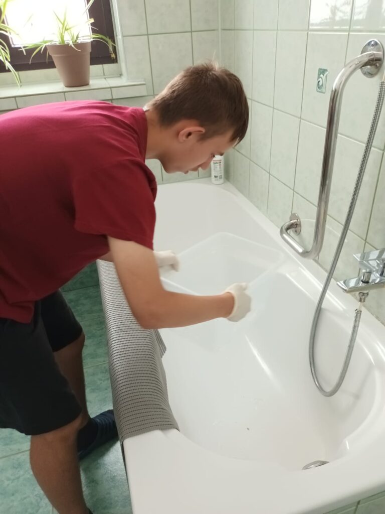 chłopiec myjący w wannie pojemnik 