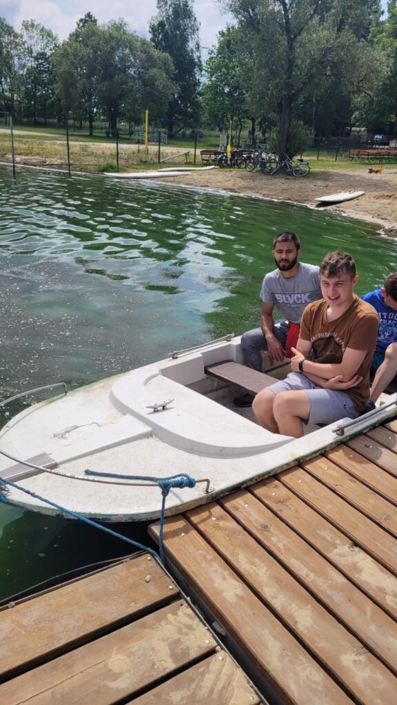 grupa chłopaków w łódce 