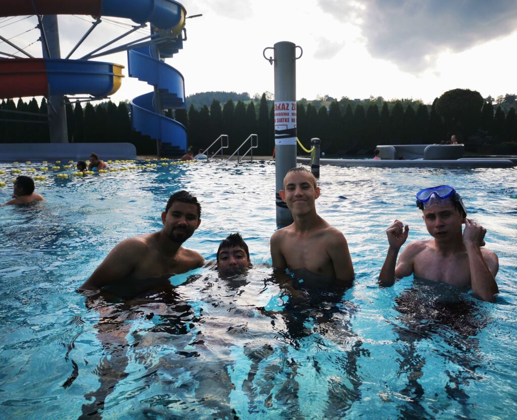 Grupa chłopaków w basenie 