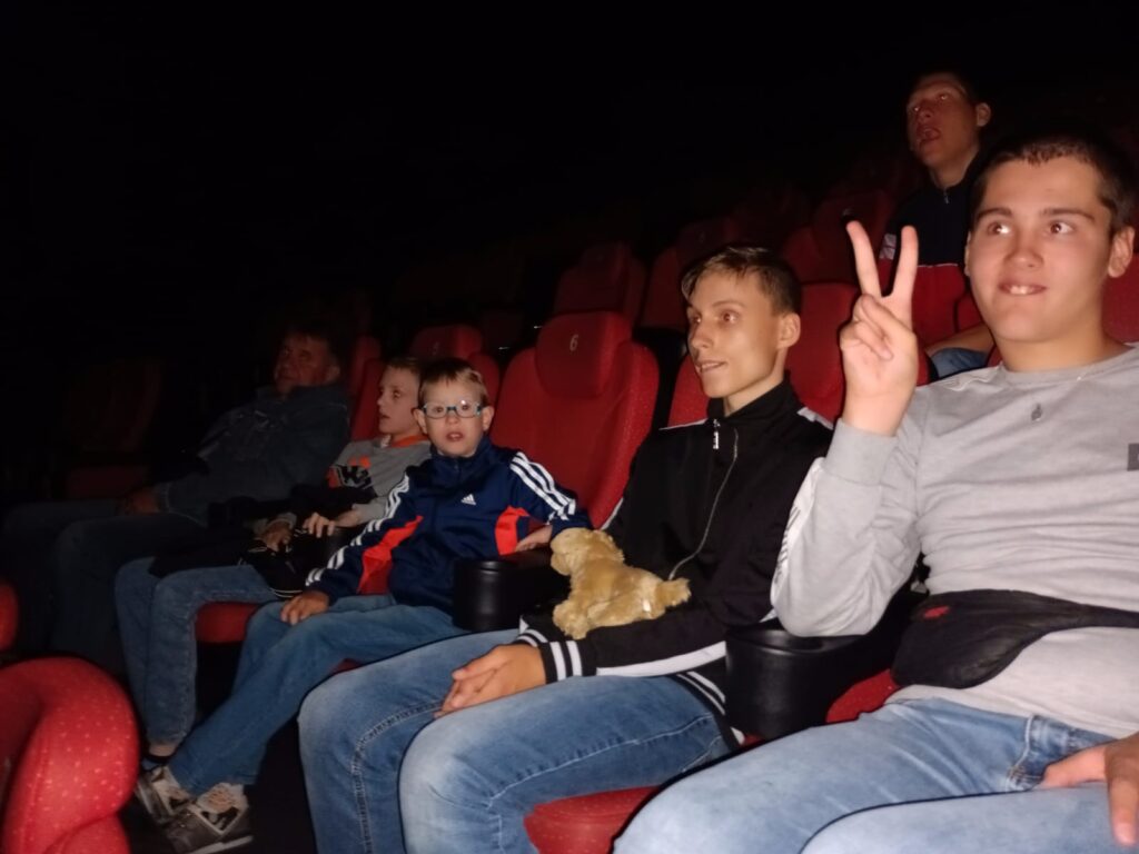 Grupa chłopaków w kinie na widowni 
