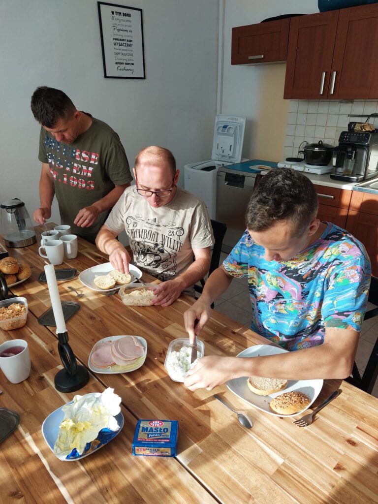 Chłopcy przy stole podczas robienia kanapek 