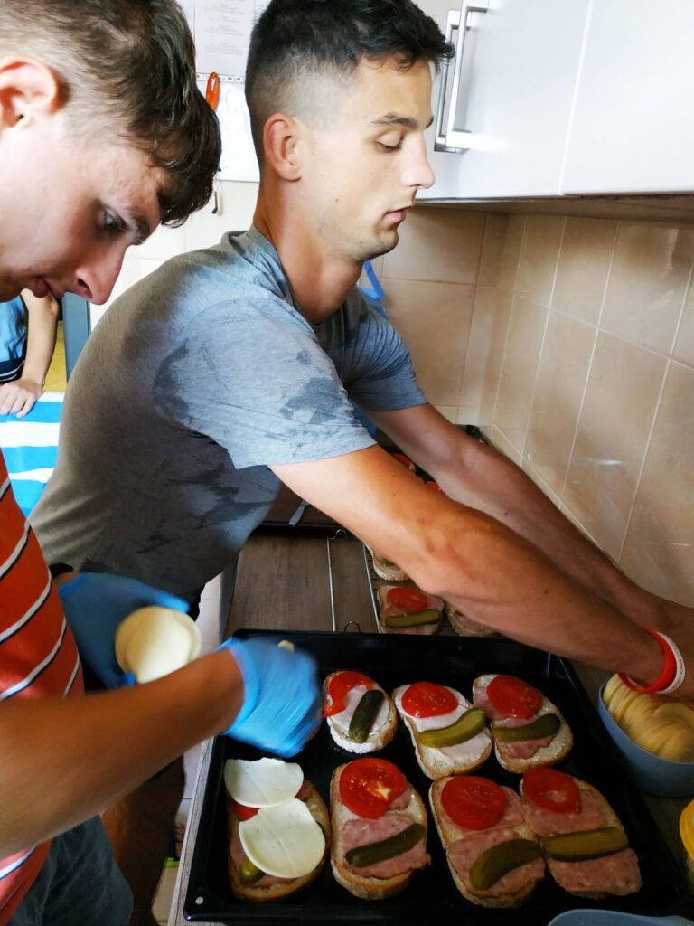 Dwóch chłopaków robiących kanapki 
