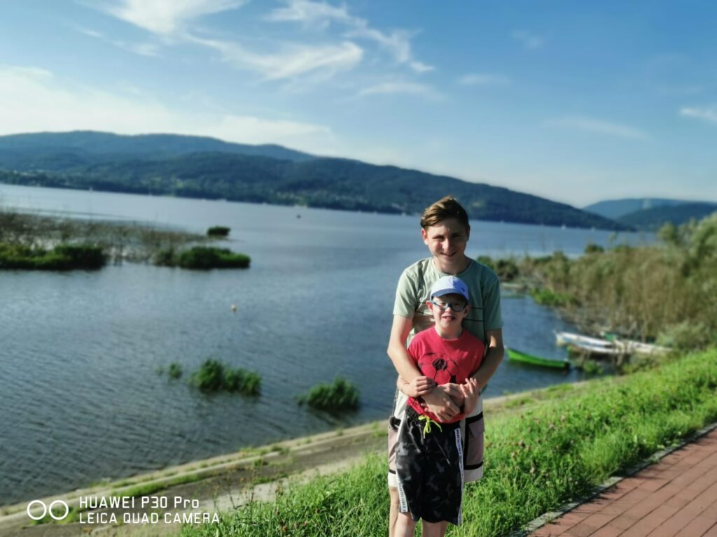 Dwóch chłopców na tle jeziora 