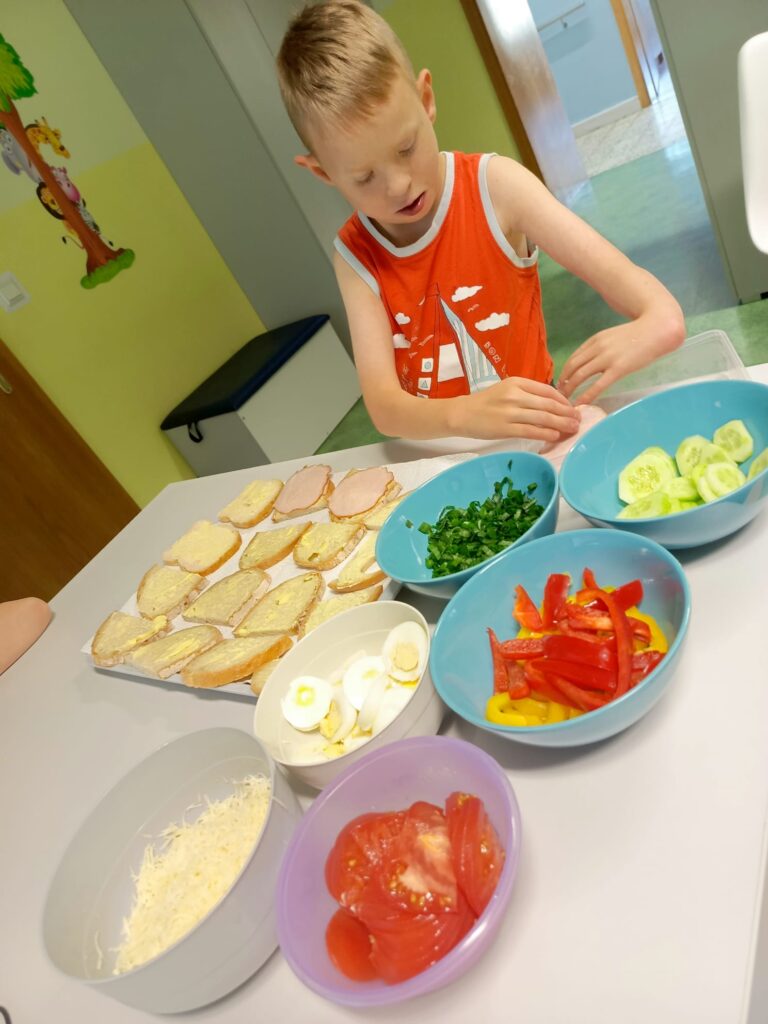 Chłopiec robiący kanapki 