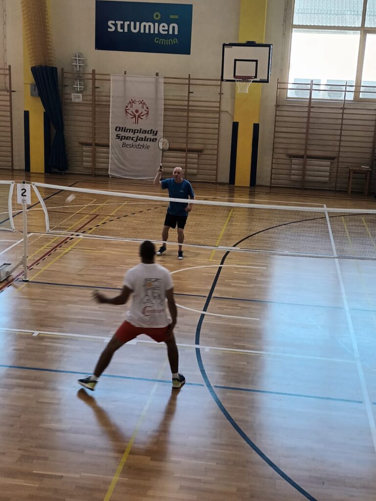 Dwóch chłopaków grających w badmintona 