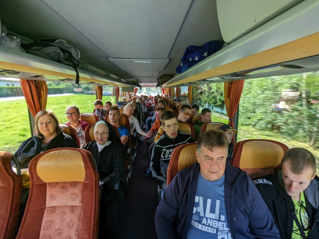 Grupa osób w autobusie 