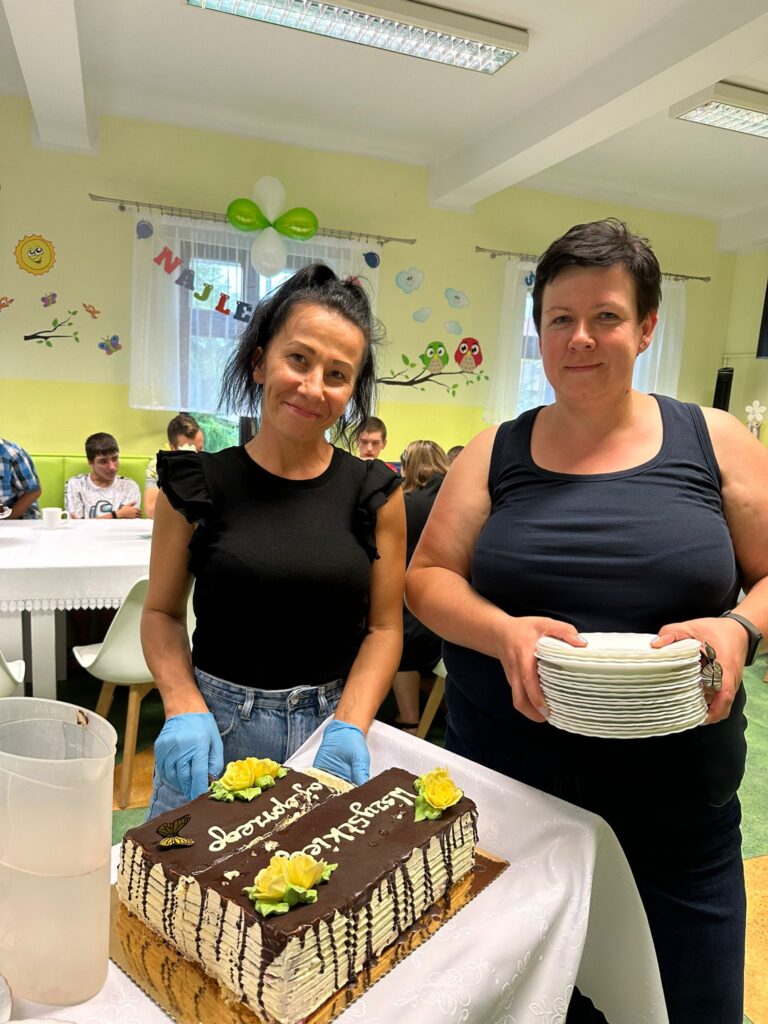 Dwie kobiety krojące tort 