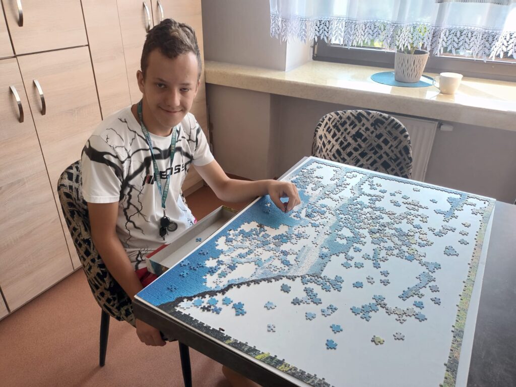 Chłopak układający puzzle 