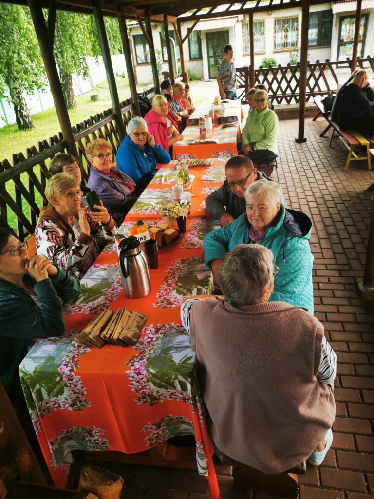 Grupa osób przy stole