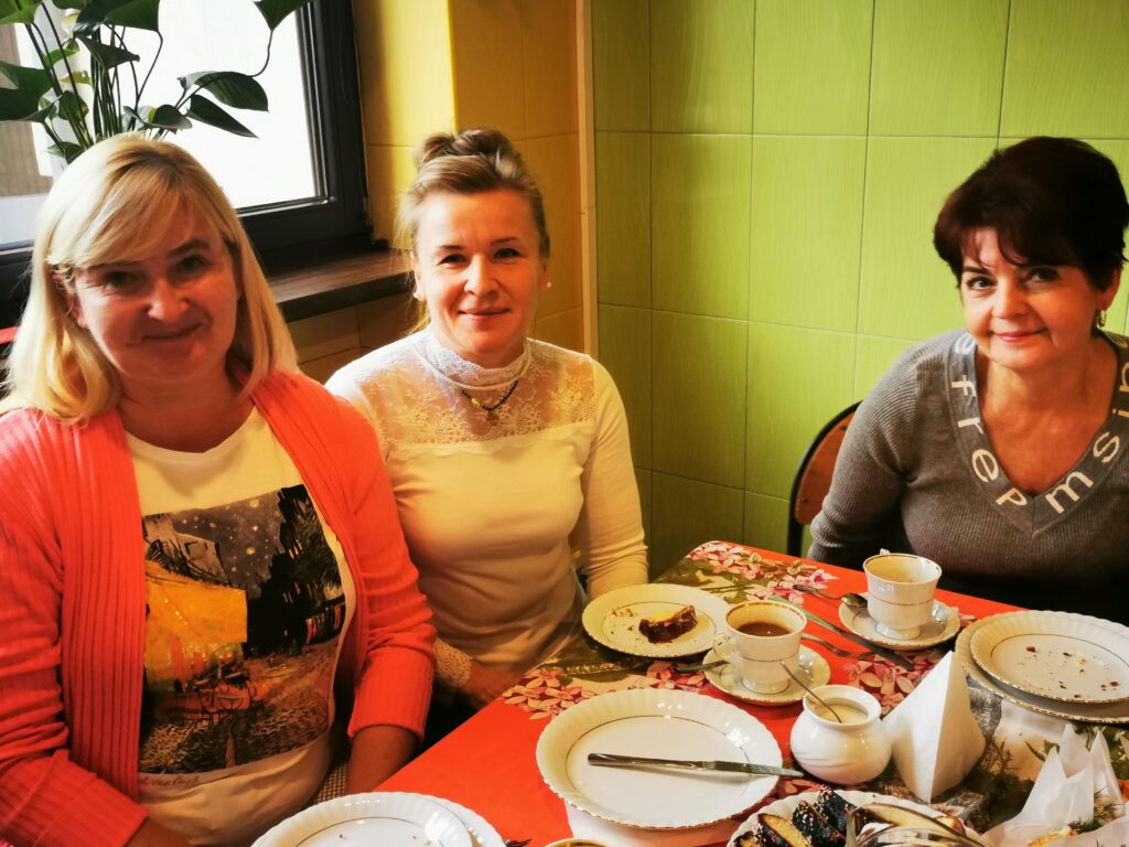 Trzy kobiety przy stole. 