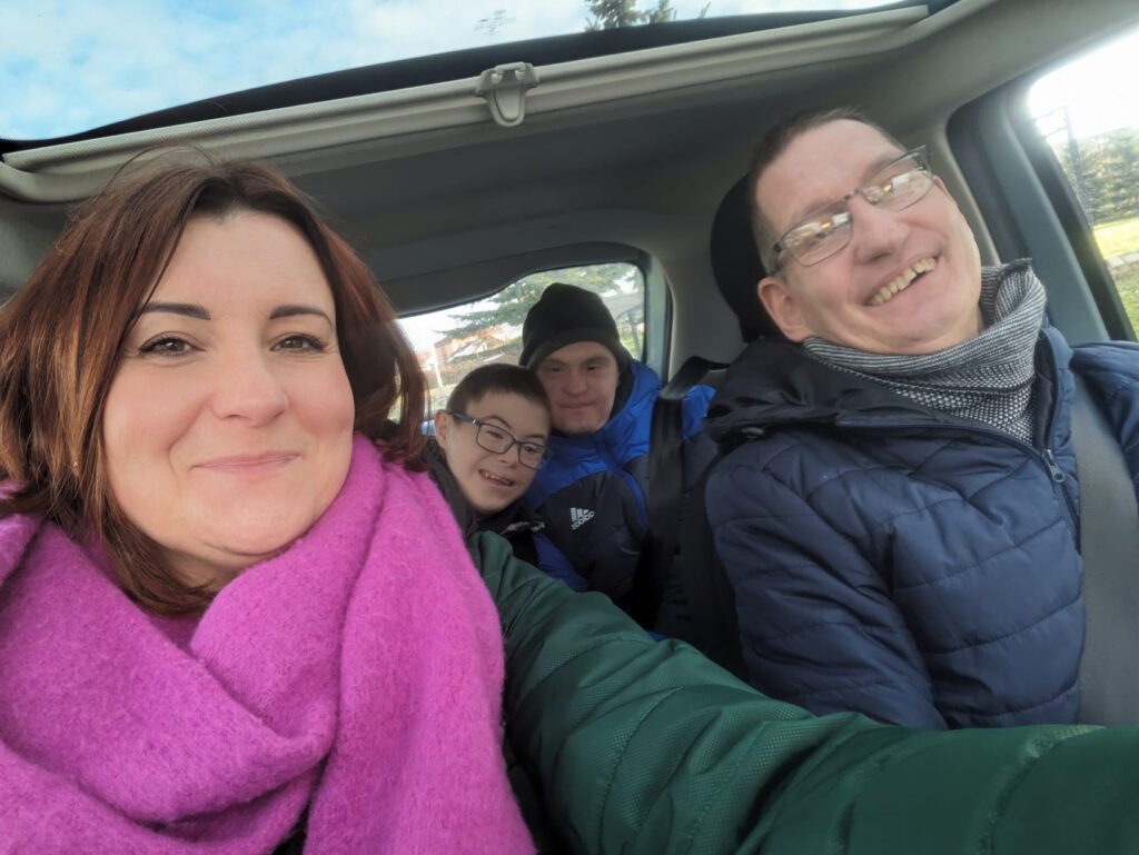 Kobieta i trzech chłopaków jadą samochodem. 