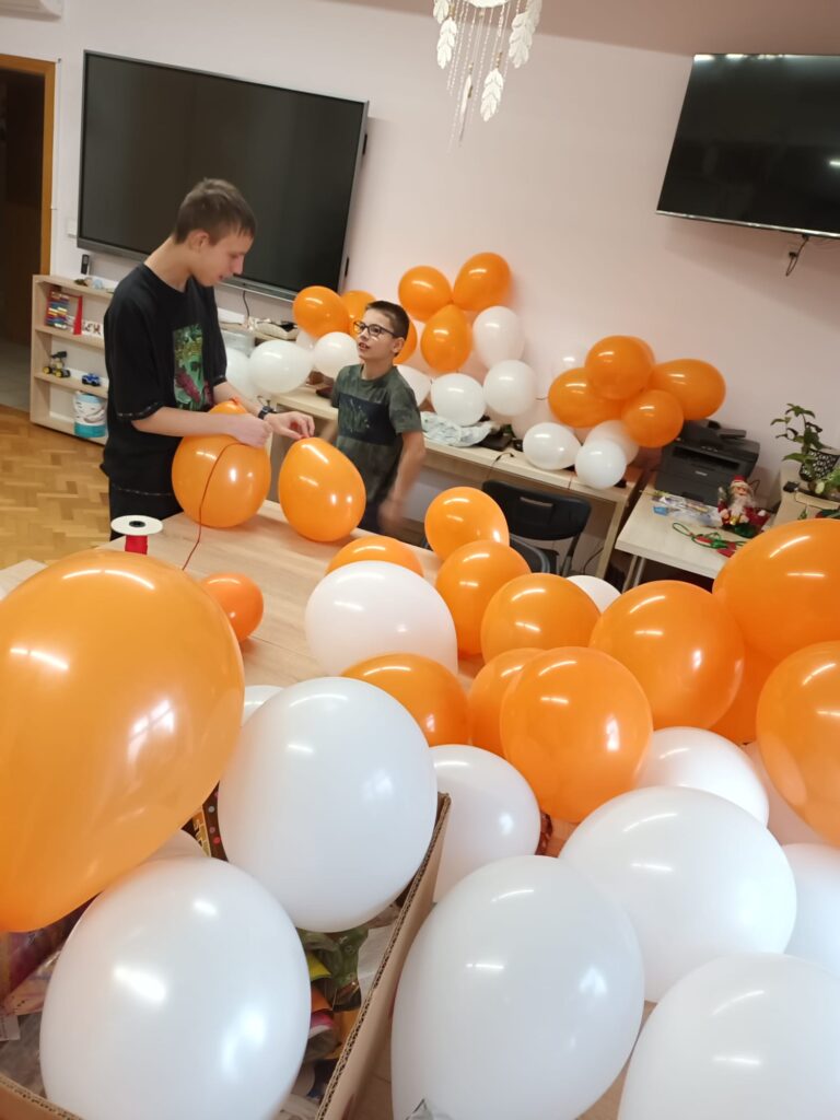 chłopcy wiążący balony. 