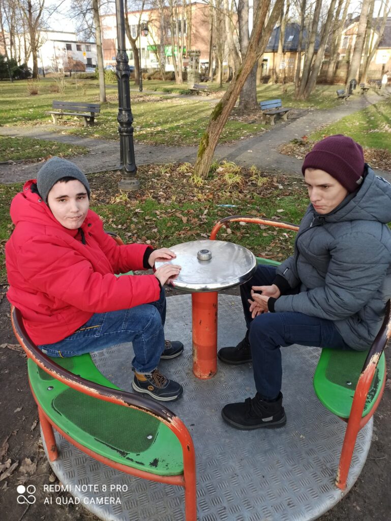 Dwóch chłopaków siedzących na karuzeli 