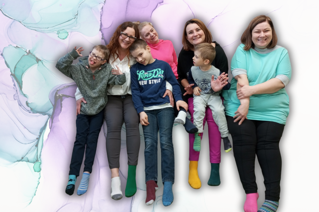 Zdjęcie grupowe osób w kolorowych skarpetkach 