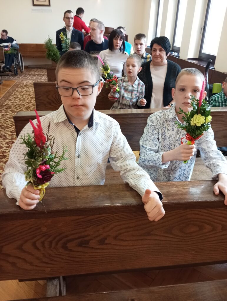 Chłopcy z palmami w kaplicy. 