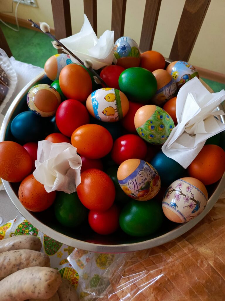 Duża misa z kolorowymi jajkami 