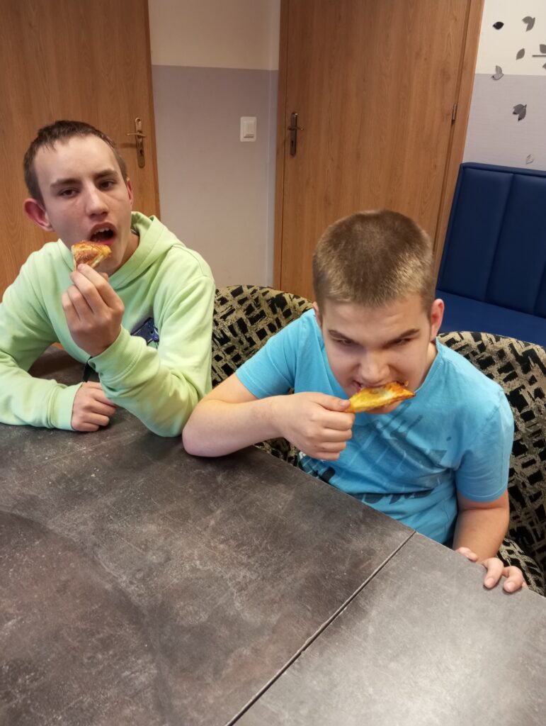chłopcy jedzący ciasteczka 