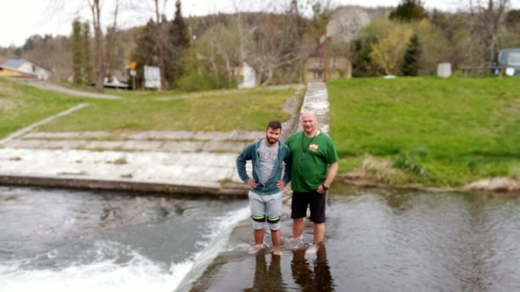 dwóch mężczyzn stojących po kostki w rzece 