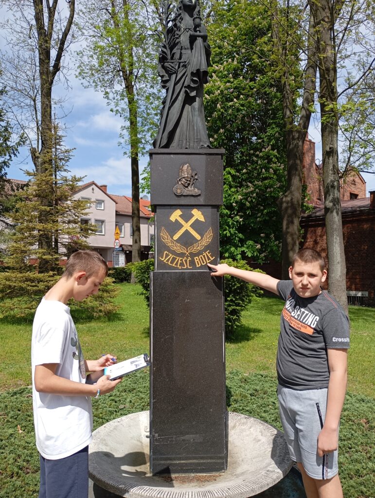 Chłopcy przy pomniku św. Barbary 
